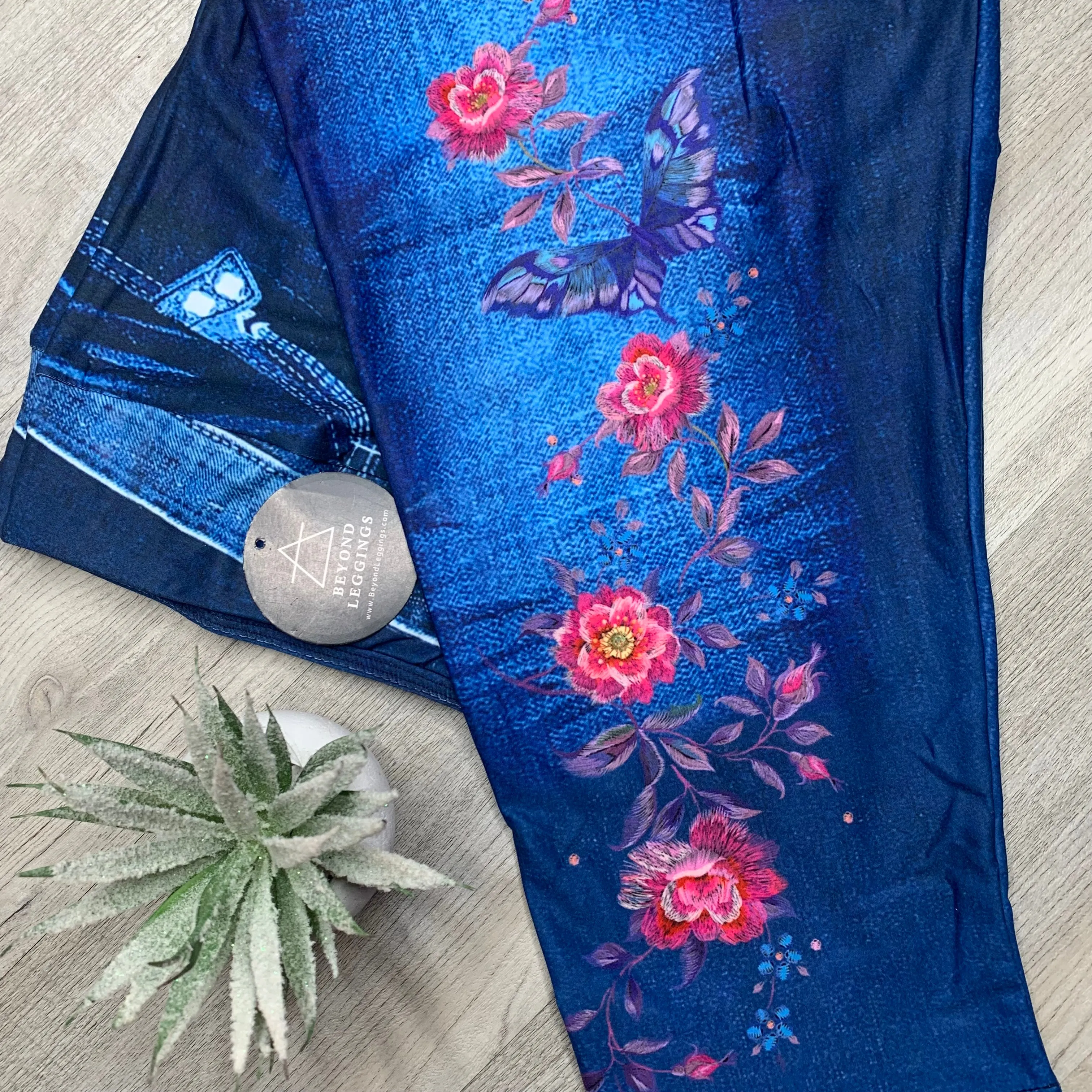 "Embroidered" Floral Denim Print Capri Leggings w/ Back Pockets